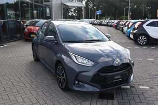 Toyota Yaris 1.5 Hybrid 115 DYNAMIC NIEUW DIRECT LEVERBAAR! STOEL/STUURVERW PARK-SENSOREN BLIND SPOT NAVI 17'' LM-VELGEN CAMERA APPLE/ANDROID / 9
