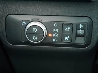 Ford Kuga 2.0 TDCi Titanium | Diesel | Trekhaak | 1900KG trekgewicht | Keyless entry en start | Lichtmetalen velgen | Navigatie | Climate control | Parkeersensoren achter / 19