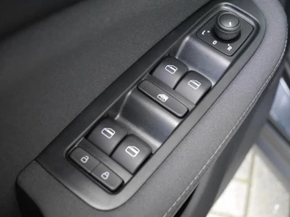 Leapmotor T03 Design 37.3 kWh | Nieuwe auto | Snel leverbaar! | Actieradius van 265 km (WLTP) Gecombineerd | Camera | Panoramadak | Adaptive cruise control | Dodehoek detectie | Lichtmetalen velgen / 17