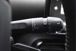 Citroën C4 Cactus 1.2 PureTech Shine Airbump Blackline  | NL-Auto | Nav | Cruise Control | PDC achter | LM-Velgen allweather | NAP | Distributie vervangen / 35