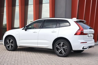 Volvo XC60 T6 Recharge AWD R-Design | Trekhaak | Parkeercamera |Panoramadak | Longe Range | Keyless / 4