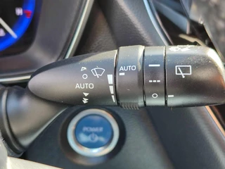 Toyota Corolla Touring Sports 1.8 Hybrid Style TREKHAAK BLIND SPOT STOEL/STUURVERW PARK-SENSOREN HEAD-UP EL-ACHTERKLEP APPLE/ANDROID 16'' LM-VELGEN AD-CRUISE CLIMA / 20