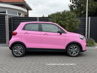 Leapmotor T03 Design 37.3 kWh 95PK Automaat Roze Wrap, Navigatie, Camera achter, Parkeerhulp achter, Audio, Keyless Start, Lichtmetalen velgen / 6