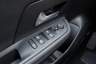 Opel Mokka 1.2 Turbo 130pk Ultimate | Climate Control | Adapt. Cruise control | Navi via Apple Carplay/Android Auto | Alcantara bekleding | Massagefunctie | Zwart dak | 18" Lichtmetalen velgen / 19