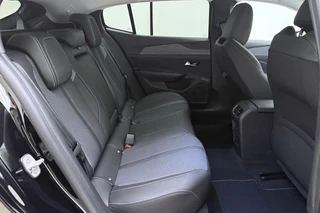 Peugeot 408 1.6 HYbrid 225 e-DSC7 Allure DEMO ZONDER KMS! l Wireless Apple Carplay & Android Auto l Digitale Cockpit l DAB l Bluetooth l PDC l LED verlichting l Lichtmetalen Velgen / 15