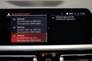 BMW 3 Serie Sedan 320i Executive Edition Automaat  / Trekhaak / Live Cockpit Professional / Cruise Control / Parkeersensoren / Neerklapbare Achterbank / Apple Carplay / Sportstuur / 28
