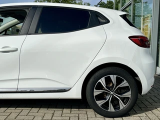 Renault Clio 1.0 TCe 90 Evolution  | Lichtmetaal | Parkeersensoren | Dodehoek | Navigatie | Airco | Cruise Control | Chrome Pakket | Elektrische Ramen | Getint Glas | NL Auto | BTW Auto | Apple CarPlay/Android Auto / 12