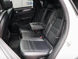 Porsche Cayenne Coupé 3.0 E-Hybrid Pano Achterasbesturing Krijtgrijs Luchtvering Softclose Stoelkoeling SOH 88,7% / 8