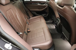 BMW X3 xDrive20i High Executive xLine Automaat  / Navigatie Professional / Leder / Trekhaak / 19 Inch / Adaptieve LED-koplampen / Stoelverwarming / Ambiance Verlichting / Parkeersensoren voor+achter / Sportstoelen / 16