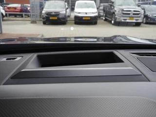 Opel Grandland Electric Business Edition 73 kWh | Elektrisch verstelb. bestuurdersstoel met geheugen | Elektrisch glazen panorama-dak | Voorstoel(en) met massagefunctie | Achterbank verwarmd | Warmtepomp | 20 inch Lichtmetalen velgen Diamond Cut / 19