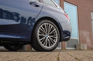 BMW 3-serie Touring 320e High Executive Sport Line | 1e eigenaar | NL auto | Driving Assistant | HiFi audio | LED | 18 inch | Stoelverwarming | DAB | Carplay | Navigatie | PDC / 43