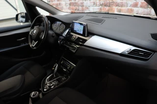 BMW 2 Serie Active Tourer 220i Executive Automaat  / Navigatiesysteem / Adaptieve LED koplampen / Hifi / Stoelverwarming / 16 Inch / Parkeersensoren voor+achter / Bluetooth / Cruise Control / Elektrische Achterklep / Verstelbare Achterbank / 18