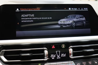 BMW 3 Serie Touring M340i xDrive High Executive M Sport Pakket Automaat  / Live Cockpit Professional / Panoramadak / Trekhaak / Individual Leder Merino / Driving Assistant / M Sport Differentieel / Harman Kardon / M Adaptief Onderstel / Safety Pack / Head-Up Display / 19 Inch / Stoelverwarming voor+achter / 40