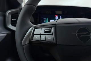 Opel Mokka Electric Business Edition 54 kWh | DEMO | 8 Jaar speciale garantie | Camera | Navigatie | Stoel en Stuurverwarming | Keyless | Zwart dak / 19