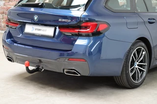 BMW 5 Serie Touring 530e High Executive M Sport Pakket Automaat  / Live Cockpit Professional / SOH 87% / Panoramadak / Trekhaak / Driving Assistant Professional / Comfortstoelen / Laserlight / Head-Up Display / Adaptief Onderstel / DAB / Parking Assistant / Hifi / 6