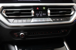 BMW 3 Serie Sedan 320i Executive Sport Line Automaat  / Live Cockpit Professional / M Sportstuurwiel / Shadow Line / 19 Inch / Climate Control / Sportstoelen / Bluetooth / Neerklapbare Achterbank / LED / Parkeersensoren voor+achter / 22