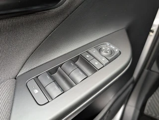 Toyota C-HR 2.0 Plug-in Hybrid 220 Dynamic STUUR- & STOELVERWARMING PARKEERSENSOREN V+A DODEHOEKDETECTIE / 19