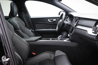 Volvo V60 2.0 B4 Ultimate Dark | PANORAMADAK | HEAD UP | STANDKACHEL | ACHTERBANKVERWARMING | 360 CAMERA | 20" / 5