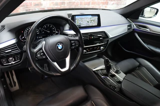 BMW 5 Series Touring 520i High Executive M Sport Pakket Automaat  / Navigatiesysteem Professional / Adaptieve LED-koplamp / Hifi / Climate Control / Parkeersensoren / Sfeerverlichting / Chrome Line / Sportstoelen / Cruise Control / Stoelverwarming / 10