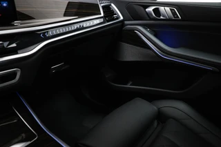 BMW X5 xDrive50e M-Sport | PANORAMADAK | HEAD UP | HOUTAFWERKING | ACHTERBANKVERWARMING | TREKHAAK | 360 CAMERA | 21" / 47