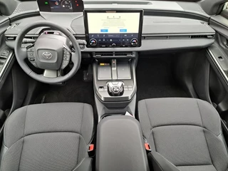 Toyota C-HR+ FIRST EDITION 77KWH 20" VELGEN WARMTEPOMP EL-ACHTERKLEP PRIVACY-GLASS 18"LMV BLIND SPOT STOELVERW. P-SENSOREN / 9