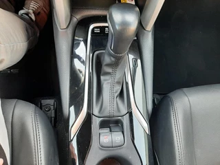 Toyota Corolla Cross 2.0 HYBRID FIRST EDITION BLIND-SPOT ELEK-ACHTERKLEP KEYLESS LM-VELGEN PARK-SENSOREN APPLE/ANDROID STOELVERW DRAADLOOS-LADEN AD-CRUISE BLUETOOOTH DAB+ / 26