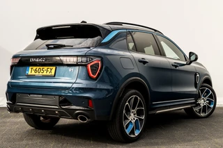 Lynk & Co 01 1.5 Plug-in Hybrid 262 Pk Zwarte hemel | Panoramadak | 75 km Elektrisch | 360 Camera | NL Auto | 20 inch. LMV | 1e Eigenaar / 7