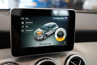 Mercedes-Benz GLA 200 Ambition  Panoramadak Navigatie Bi-Xenon / 19