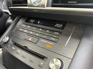 Lexus IS 300h Hybrid Sport Edition / 13