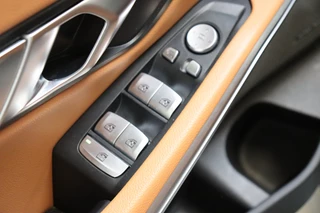 BMW 3 Serie Sedan 318i High Executive Luxury Line Automaat  / Live Cockpit Professional / Trekhaak / Stoelverwarming voor+achter / Achteruitrijcamera / Harman Kardon / Stuurverwarming / LED / Ambiance Verlichting / DAB / Sportstoelen / 24