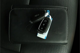 Hyundai Kona 1.0T Premium  - Elektrische Stoelen - Trekhaak - Stoelverwarming - Achteruitrijcamera - Climate Control - Apple Carplay/Android Auto - Virena Zekerheidspakket t.w.v. €895,- / 68