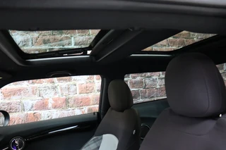MINI Cooper Hatchback Chili Business 3 deurs  / Navigatiesysteem Professional / Panoramadak / LED / Climate Control / Parkeersensoren / Sportstoelen / Cruise Control / Bluetooth / 17 Inch / Chrome Line / Lichtpakket / Extra Getint Glas / 23