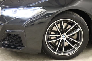 BMW 5 Serie Touring 520i High Executive M Sport Pakket Automaat  / Trekhaak / Navigatie Professional / Achteruitrijcamera / Comfortstoelen / DAB / Apple Carplay / Stoelverwarming / Adaptief Onderstel / Cruise Control / LED / 11