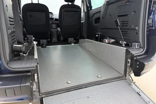Renault Kangoo Family Rolstoelbus | Invalide vervoer | Rolstoelsauto handgeschakeld | Rolstoellift | Airco | Verlaagde vloer achterin | Oprijplaat of elektrische rolstoellift | 3-punts rolstoelgordelsysteem | Elektrische spanbanden | Extra lange veiligheidsgordels | Antislip-oprijplaat | Rolstoelplaats achter bestuurder/passagier | Versterkte vloerconstructie / 8