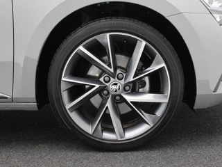 Škoda Superb Combi 1.4 TSI iV Sportline Business | Trekhaak | Camera | Stoel/Stuur Verwarming | Carplay | Navigatie | Climatronic | 19 Inch | 39.084 Km !! / 6