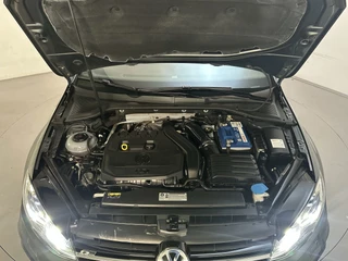 Volkswagen Golf Variant 1.5 TSI 150pk DSG Highline R-Line Stoelverwarming LED Camera Virtual Cockpit / 17
