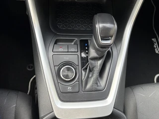 Toyota RAV4 2.5 Hybrid AWD Dynamic TREKHAAK ALL-SEASON STOELVERW PARK-SENSOREN CAMERA APPLE/ANDROID LM-VELGEN DAB+ AD-CRUISE / 21