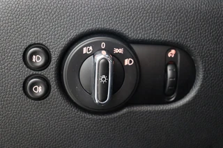 MINI Cooper Hatchback Chili Business 3 deurs  / Navigatiesysteem Professional / Panoramadak / LED / Climate Control / Parkeersensoren / Sportstoelen / Cruise Control / Bluetooth / 17 Inch / Chrome Line / Lichtpakket / Extra Getint Glas / 29