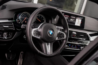 BMW 5-serie M550d xDrive High Executive | 2e eigenaar | Driving Assistant Plus | Innovation pakket | Stoelverwarming & -ventilatie | Stuurverwarming | Harman-kardon | 360 camera / 49