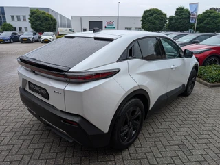 Toyota C-HR+ First Edition 77 kWh NIEUW & DIRECT LEVERBAAR! STOEL/STUURWIELVERWARMING WARMTEPOMP PDC VOOR + ACHTER CAMERA / 2