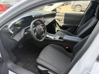 Peugeot e-308 SW Style EV 54 kWh | Demo Auto | Tot 8 jaar Garantie | Tot 420 Km WLTP | Navigatie via Telefoon | Warmtepomp | 18" Lichtmetalen Velgen | Adaptieve Cruise Control met Drive Assist | Full LED Verlichting | Climate Control | DAB Radio | Apple Carplay/Android Auto. / 10