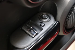 MINI Cooper Hatchback Chili Serious Business 3 deurs / Navigatiesysteem / Leder / John Cooper Works Exterieurpakket / Lichtpakket / Extra Getint Glas / Climate Control / Parkeersensoren / LED / Bluetooth / Cruise Control / Sportstoelen / 17 Inch / 26