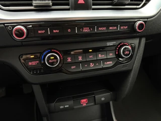 Kia e-Niro Edition 64 kWh SOH 96,8% | Trekhaak | Camera | Stoel/Stuurverwarming | Carplay&Android | Adaptieve Cruise / 15