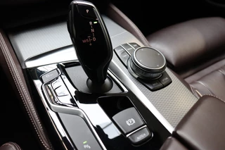 BMW 5 Series Touring 520i High Executive M Sport Pakket Automaat  / Live Cockpit Professional / Driving Assistant / Head-Up Display / Comfortstoelen / Achteruitrijcamera /  19 Inch / Exklusivleder 'Nappa' / DAB / Stoelverwarming / Hifi / Extra Getint Glas / Ambiance Verlichting / 20
