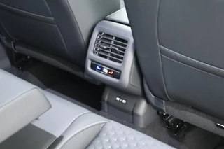 Volkswagen T-Roc 1.5 eTsi 150pk DSG R-Line First Edition Trekhaak Camera Keyless Stoelverwarming Virtual Cockpit Carplay / 47