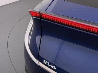 Kia EV6 Light 77.4 kWh SOH 100% | 3.000KM UNIEKE KM-STAND | KIA DEALER ONDERHOUDEN | 1E EIGENAAR | LEDEREN BEKLEDING | CAMERA | ADAPTIVE CRUISE | KIA GARANTIE TOT 10-2030 | BTW VERREKENBAAR / 4