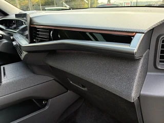 Opel Grandland Electric Business Edition 73 kWh | ECC | Navigatie | Elektrisch glazen panorama-dak | Matrix LED Verlichting | Cruise control | Camera | Winterpakket | 19" LM-Velgen / 46