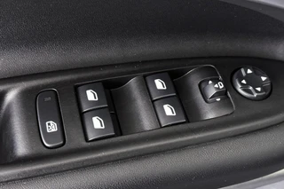 Jeep Avenger 1.2 e-Hybrid Summit Keyless Navigatie Elektrische Achterklep / 29