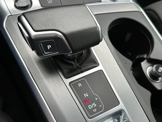 Audi A6 Avant V6 55 TFSI 340pk quattro S-line Panoramadak | Trekhaak | 20 inch | Zwart optiek | Camera | Incl. 1 jaar Bovag garantie / 20