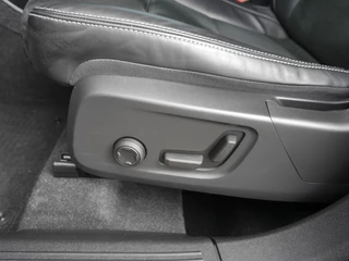 Volvo XC40 1.5 T3 Momentum Business | Zwart dak | Navigatie | Adaptieve Cruise control | Camera | Elektrische achterklep | Elektrisch verstelbare stoelen met geheugen / 17
